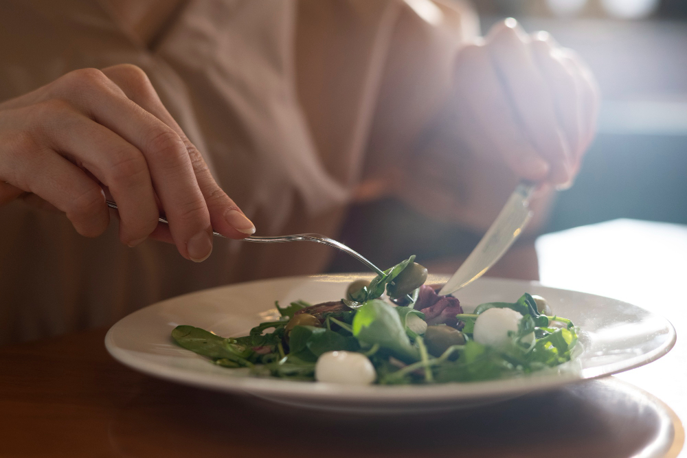 La cena como ritual para mejorar tu bienestar: beneficios de comer temprano y ligero